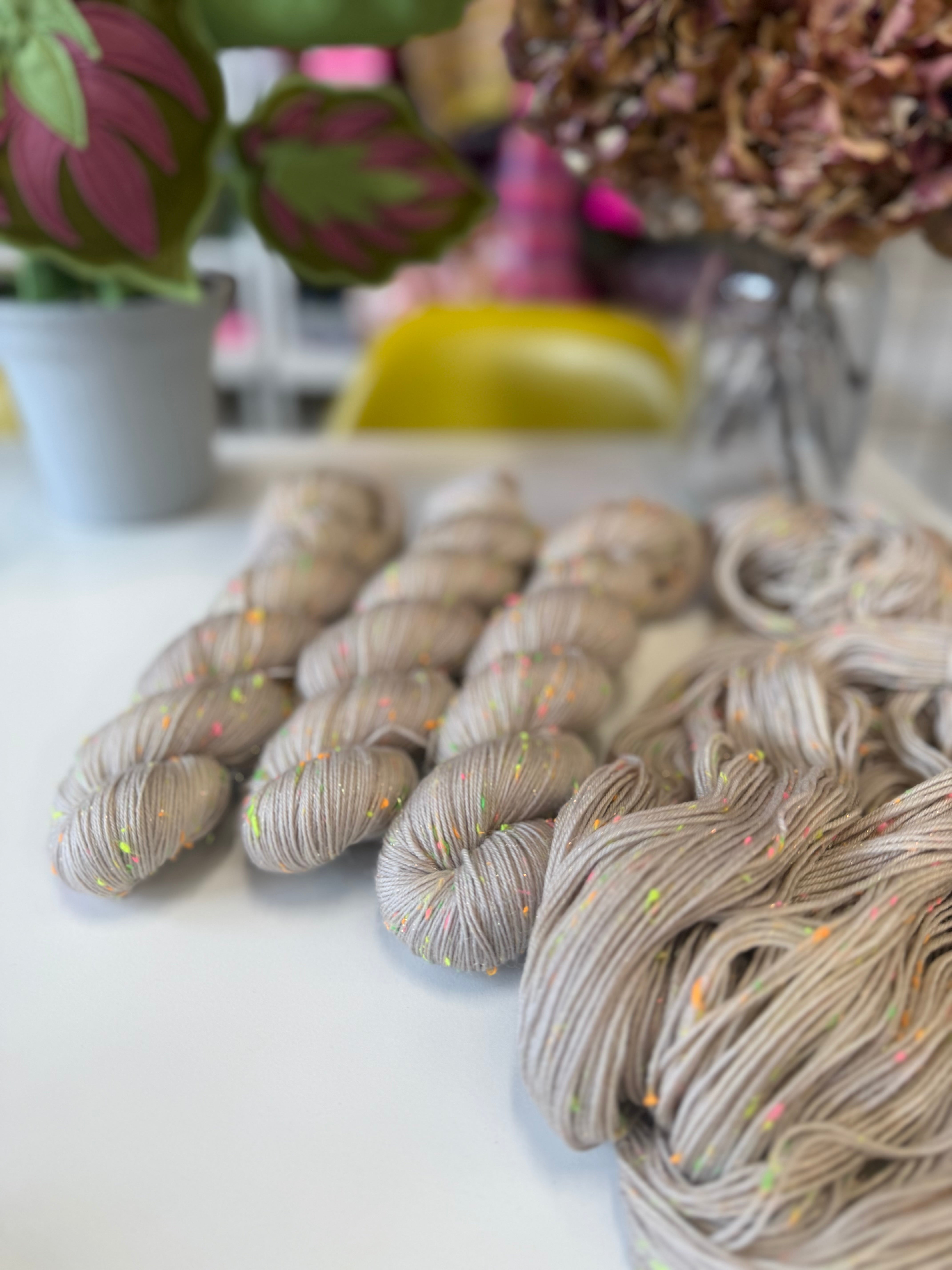 Pampas Grass Sparkle Neon Nep yarn