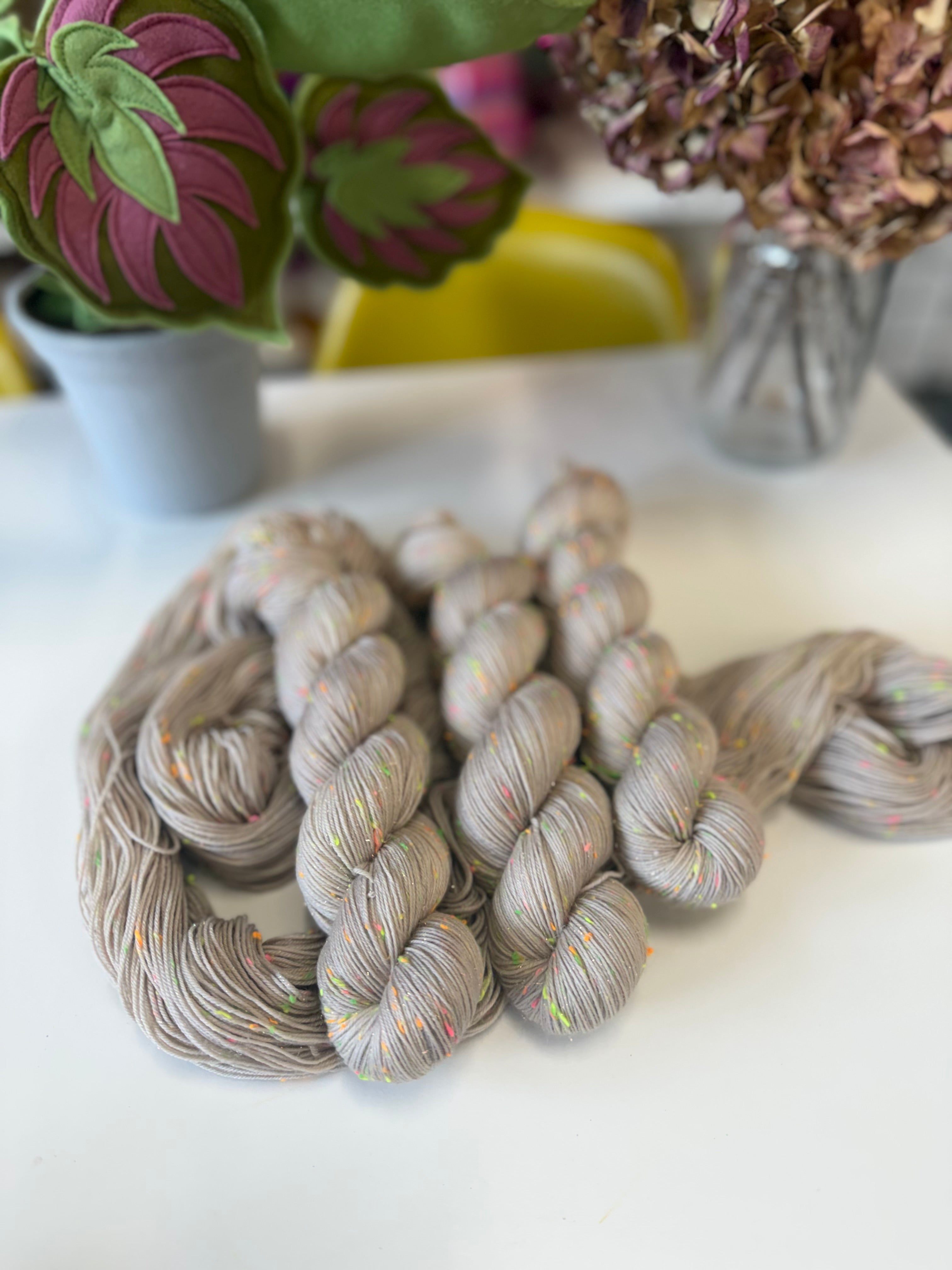 Pampas Grass Sparkle Neon Nep yarn