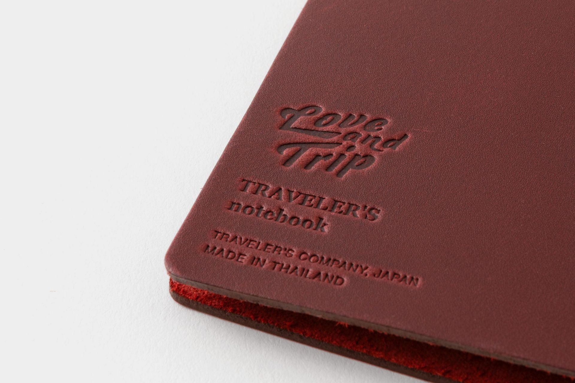 TRAVELER’S Notebook LOVE AND TRIP Red – Passport Size