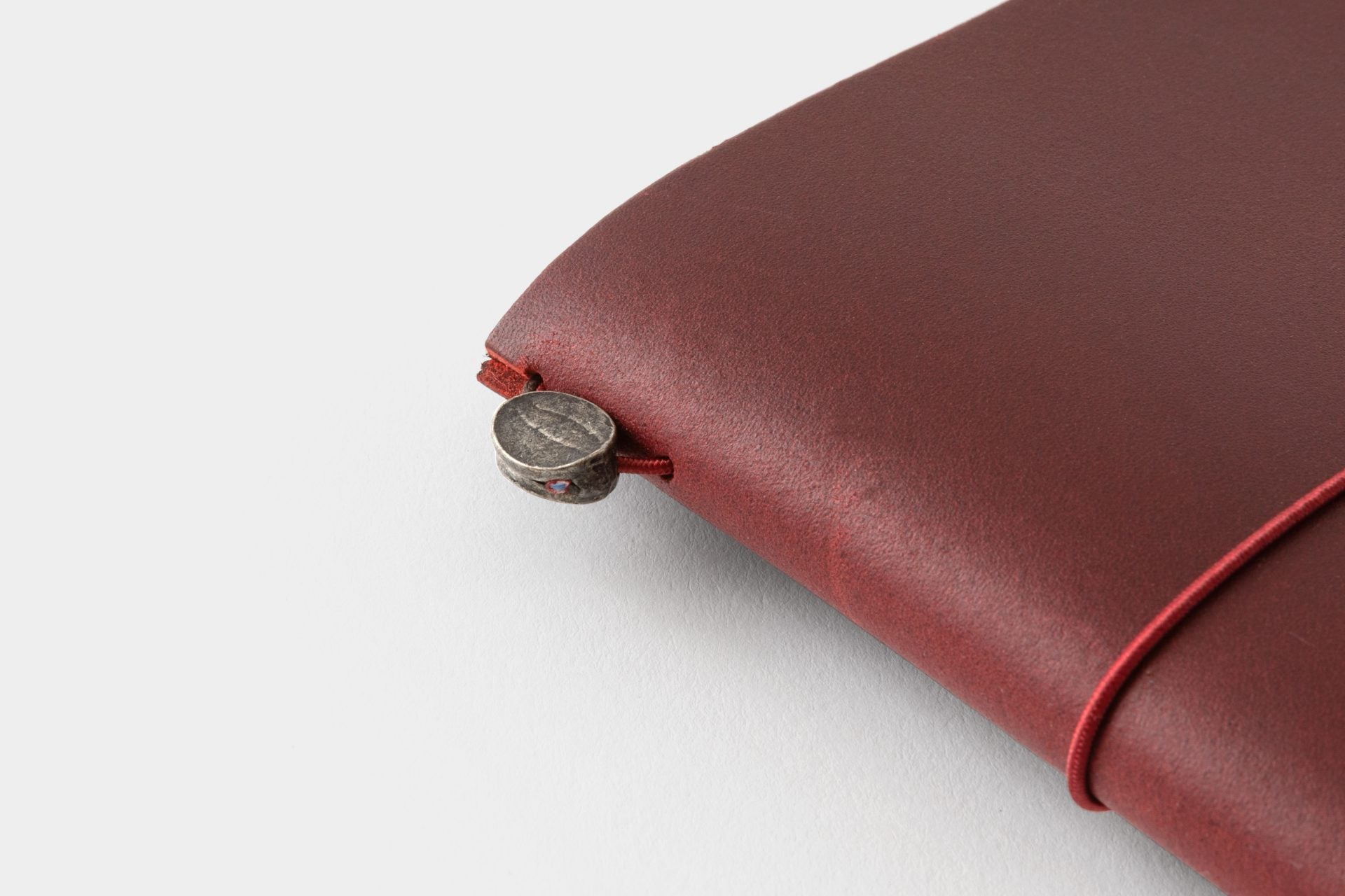 TRAVELER’S Notebook LOVE AND TRIP Red – Passport Size
