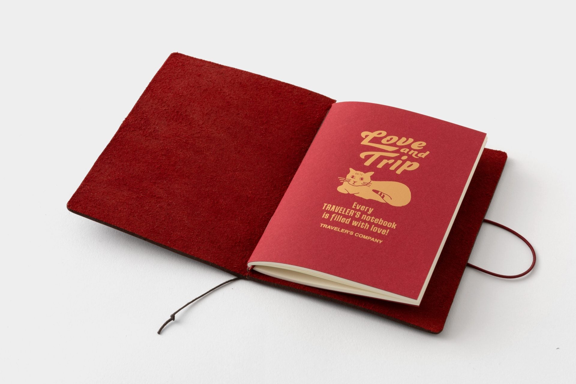 TRAVELER’S Notebook LOVE AND TRIP Red – Passport Size