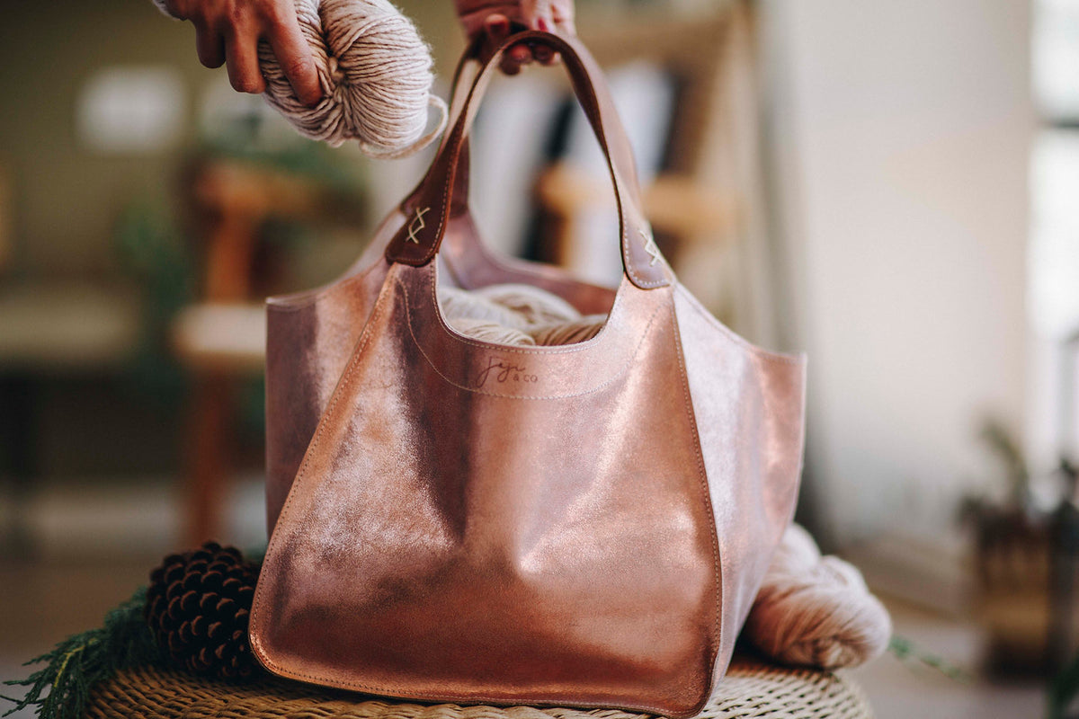 Joji & Co Santa Cruz Bag Rose Gold botanical yarn